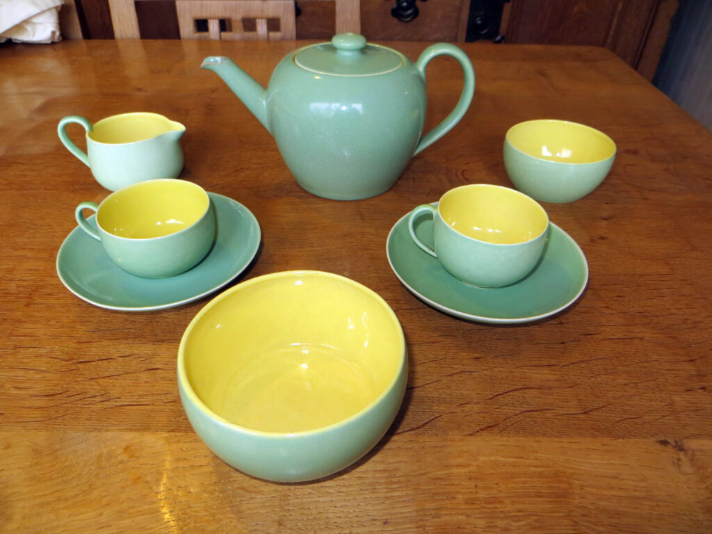 Early tea set in a two-way soufflé glaze.