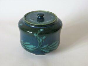 Early shape number 38 (140 in 1905 catalogue), a honeypot.