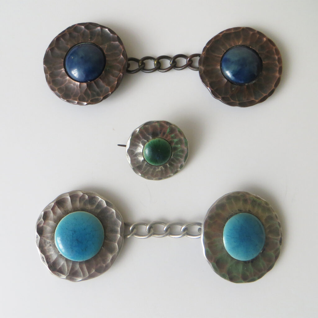 The Guild Buttons accessories.